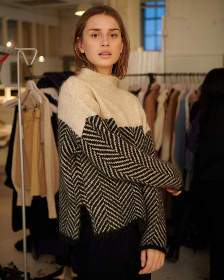 Peggy™ | Zigzag Funnel Neck Jumper